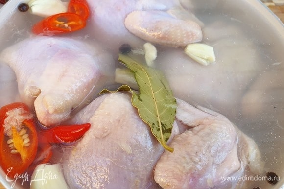 В горячий маринад выкладываем цыплят, они должны быть полностью покрыты маринадом. Отставляем цыплят до полного остывания маринада при комнатной температуре. Затем убираем в холодильник на 12–20 часов.