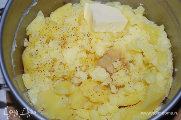 Приготовьте пюре (картофель поставьте вариться до того, как поставите жарить рыбу, заранее). Отварите картофель до мягкости, пюрируйте до однородности, добавьте желток, сливочное масло. Я еще добавила тертый мускатный орех и сладкую горчицу.