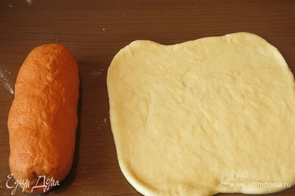 Раскатываем белое тесто в прямоугольник, а оранжевое в виде брусочка. Рекомендую уменьшить количество оранжевого теста.
