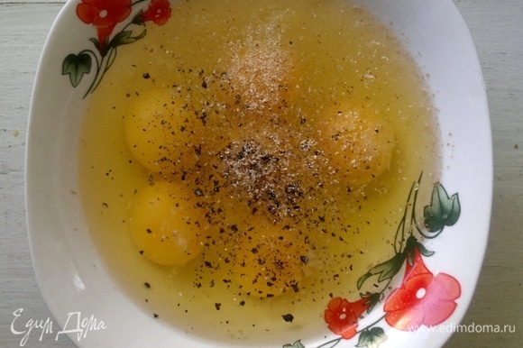 Для заливки яйца разбить в миску, добавить соль, перец, мускатный орех, взбить венчиком. Затем влить молоко, перемешать. Сыр натереть на мелкой терке.
