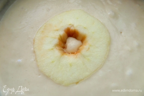 Окунать кружочки яблок в тесто.