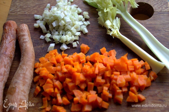 Для начинки отварить морковь, нарезать кубиком. Сельдерей тоже.