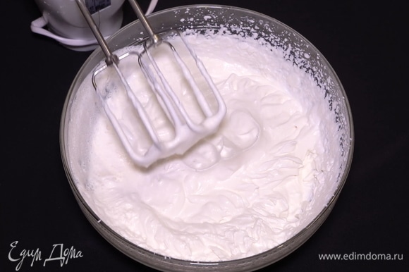 Взбиваем всю эту массу миксером на большой скорости до состояния крема. Вместо ванильной эссенции можно добавить ванильный сахар (1–2 пакетика).
