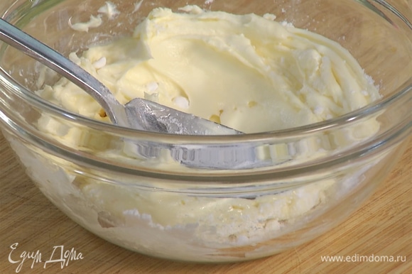 Для крема смешать сыр маскарпоне с сахарной пудрой и ванильным экстрактом.