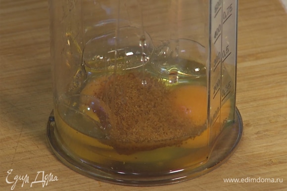 Яйца взбить в чаше вместе с сахаром мусковадо.