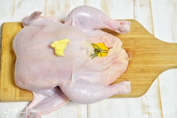 Курицу смажьте размягченным сливочным маслом.