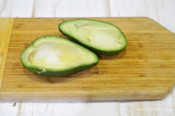Удалите ложкой немного мякоти авокадо. Ее можно использовать для приготовления салата или соуса.