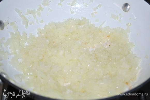 Обжарьте до мягкости лук на сковороде с добавлением растительного масла. Не надо сильно его подрумянивать.