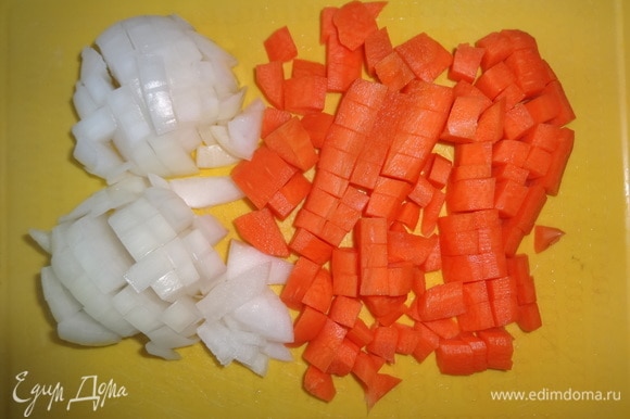 Овощи почистить, вымыть, обсушить. Лук и морковь нарезать средними кубиками.