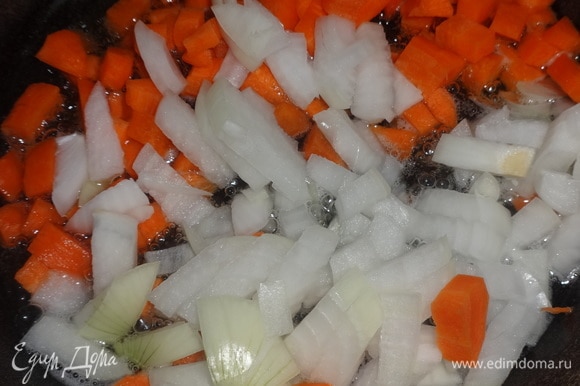 В сковороду, где обжаривалось сердце, добавить еще немного растительного масла. Положить лук с морковью и обжарить до золотистого цвета.