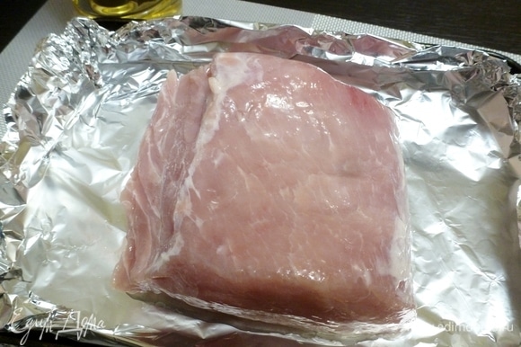 Мясо помыть, обсушить, срезать жир. Подойдет кусок весом от 1 кг до 1,5 кг. Полить мясо растительным маслом. На противень положить фольгу, сделав бортики для удобства. Разогреть духовку до 250°C и поставить в неё противень с мясом на 15 минут. Затем убавить температуру до 180°C и запекать мясо еще 30–40 минут (зависит от веса).