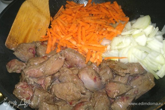 Добавить в сковороду лук и морковь.