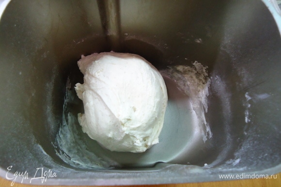 Для приготовления основного теста в ведерке хлебопечки смешать опару, воду, солод и муку. Через 2–3 минуты от начала замеса добавить соль. Замес в течение 15 минут до гладкости теста.