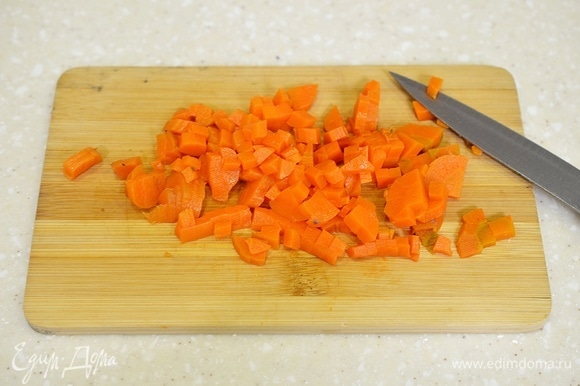 Морковь так же почистите и мелко нарежьте.