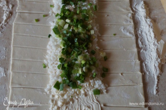 На рис выложить нарезанный зеленый лук.