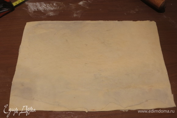 Белое тесто раскатываем в виде прямоугольника (25 на 35 см).