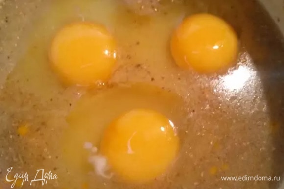В остывшую массу разбить яйца и взбить миксером пару минут.