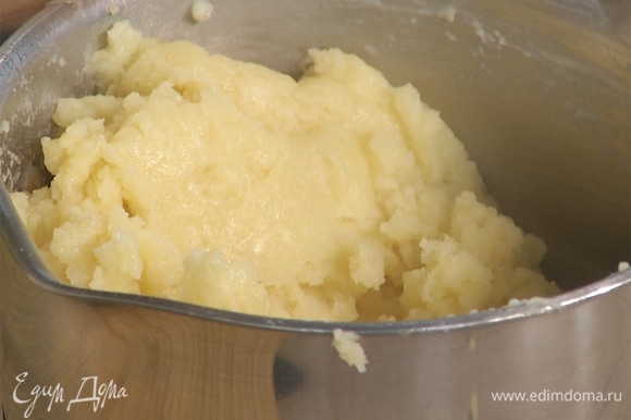 В смесь молока с маслом всыпать муку, быстро вымешать тесто.