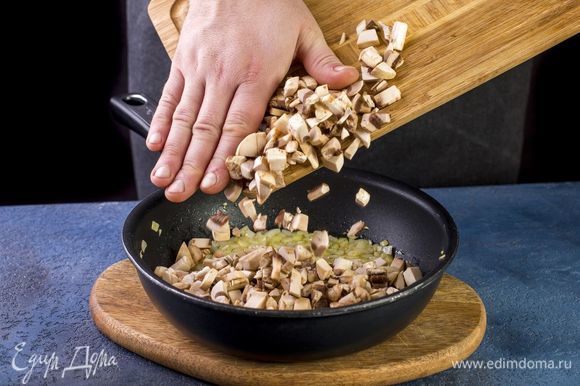 На сковороде в сливочном масле обжарьте лук до золотистого цвета. Добавьте грибы. Тушите под крышкой до готовности (около 15 минут).