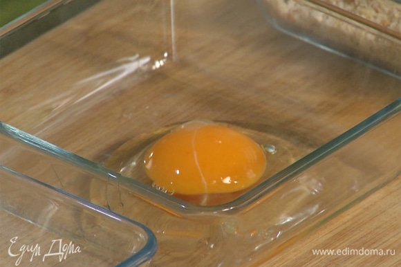 Взбить вилкой куриные яйца. К муке добавить соль и перец.
