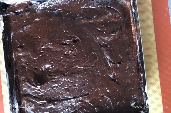 Вылить сверху оставшееся шоколадное тесто, распределить.