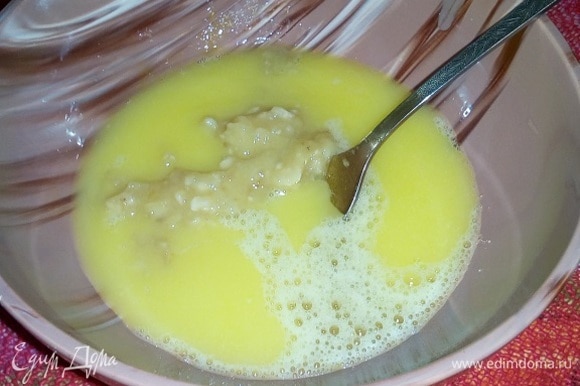 В чашку со взбитой яичной смесью добавляем банан и растопленное сливочное масло. Перемешиваем.