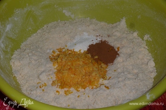 Затем добавляем разрыхлитель теста, пряничные специи и цедру апельсина (мандарина). Хорошо перемешиваем.