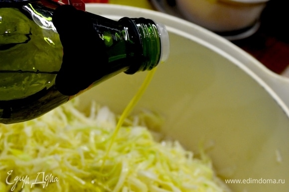 Салат: капусту шинкуем соломкой. Посолить и полить маслом. Редис режем дольками и красный болгарский перец. Добавляем зеленый горошек и зелень.