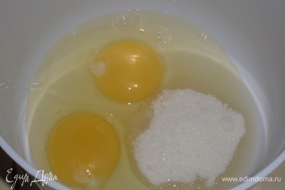 Подготовим продукты. В чашу разбиваем куриные яйца, добавляем соль и сахар. Хорошо взбиваем.