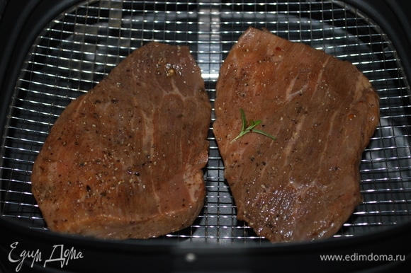 Мясо смазала оливковым маслом и выложила в корзину аэрофритюрницы. С помощью таймера выбрала время приготовления (мясо готовилось в течение 8 минут при 180°C).