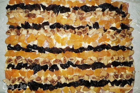 Сухофрукты режем средними кусочками и выкладываем рядами, чередуя (курага, чернослив, инжир).