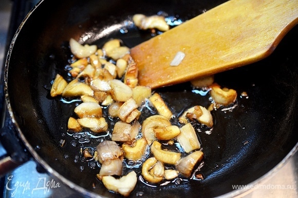 Обжарьте на сковороде с добавлением масла нарезанные ножки шампиньонов до готовности.