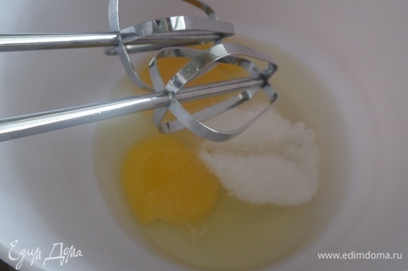 Подготовим продукты. В чашу миксера выкладываем яйцо, соль и сахар. Взбиваем.