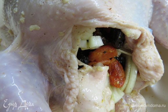 Брюшко курицы фаршируем начинкой из сухофруктов, лука и лимона. Закалываем отверстие зубочистками.