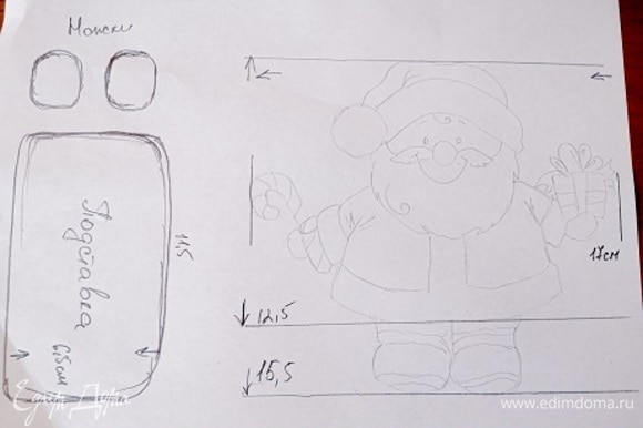 Шаблон Деда Мороза, подставка и башмачки. Прикладываем лист к экрану и переводим дедулю. Из теста скатываем небольшие шарики и примеряем к шаблону — это будут основания башмачков. Остальные детали вырезаем по шаблону.