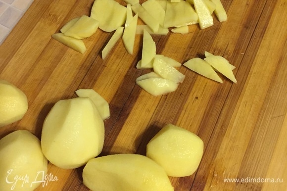 Вымыть, очистить и нарезать картофель произвольно.