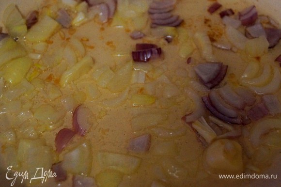В сковороду с кипящим маслом выложить лук, обжарить до золотистого цвета. Выложить к нему картофель и жарить до готовности, помешивая не часто, для образования корочки. Посолить.