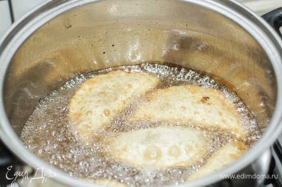 Обжарьте чебуреки в хорошо разогретом растительном масле. Готовые чебуреки выложите на бумажное полотенце, чтобы избавиться от лишнего масла.