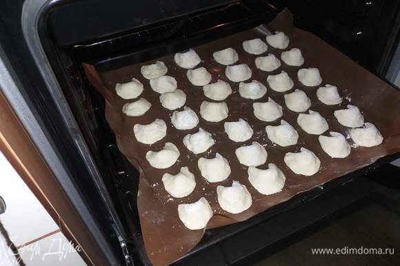 Полученные печеньки укладываем на лист. Выпекаем в предварительно разогретой духовке при температуре 200–220°C.