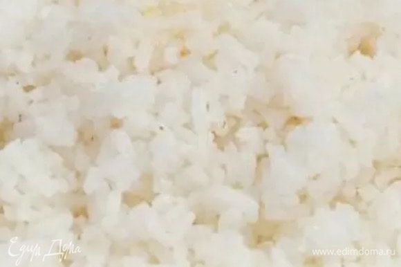 Рис отвариваем обычный или для суши. Добавляем рисовый уксус, соевый соус.