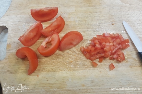 Взять большой помидор. Удалить из него семена и жидкость. Нарезать мелким кубиком.