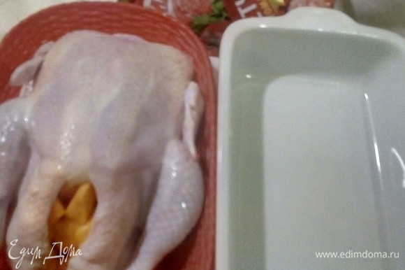 В форму для запекания наливаем ложку растительного масла и равномерно смазываем. Остальной жир даст сама курица, так что он нам нужен только для старта. Тем временем набиваем внутрь курицы остывшую бланшированную тыкву. Перекладываем птицу в форму.