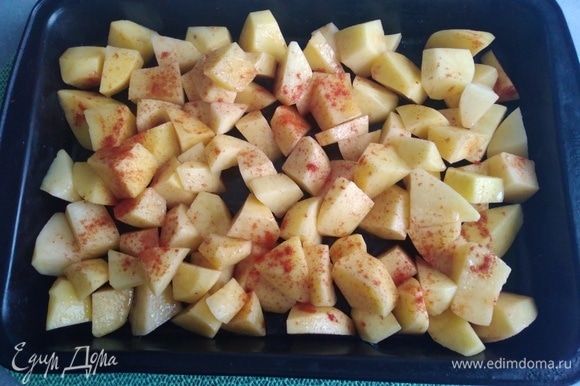 Картошку нарезать крупными кубиками, посолить, добавить паприку и растительное масло. Перемешать и запекать на противне до готовности и румяной корочки.