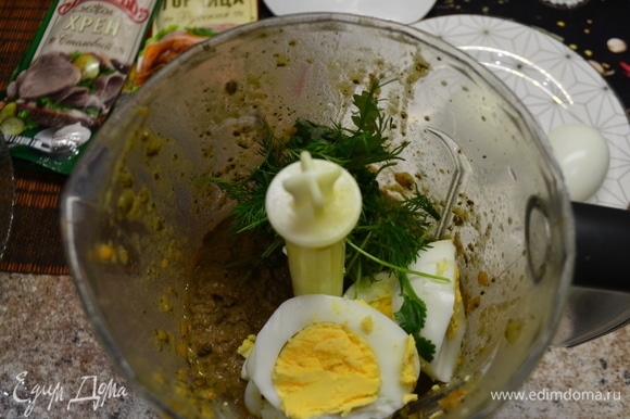 Берем вторую часть готовой печени, добавляем яйца, зелень, масло.