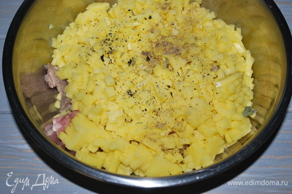 К фаршу добавьте нарезанный мелко сырой картофель и ароматные травы на свое усмотрение (я добавила сухой базилик). Хорошо перемешайте начинку, посолите и поперчите начинку для пирога.