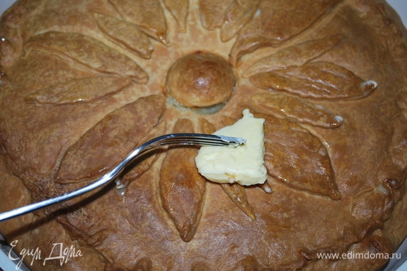 Готовый пирог смажьте сверху кусочком сливочного масла (по желанию). Дайте пирогу минут 20 после духовки отдохнуть.