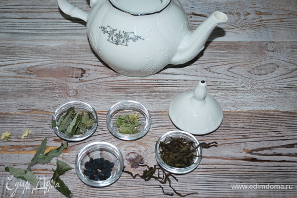 Иван-чай, мяту, цветы жасмина, лофант — все это я заготовила летом.