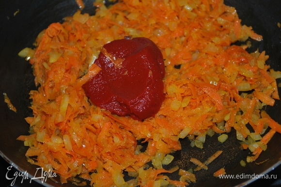Обжарьте морковь и лук примерно в течение 4–5 минут на сковороде, где обжаривался бекон. Добавьте томатную пасту, одну чайную ложку сахара и обжарьте все вместе пару минут.