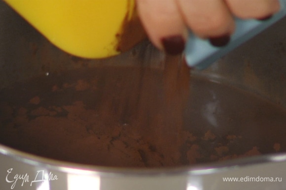 Для соуса вскипятить в сотейнике воду, всыпать сахар, перемешать. Затем добавить какао-пудру и снова перемешать.