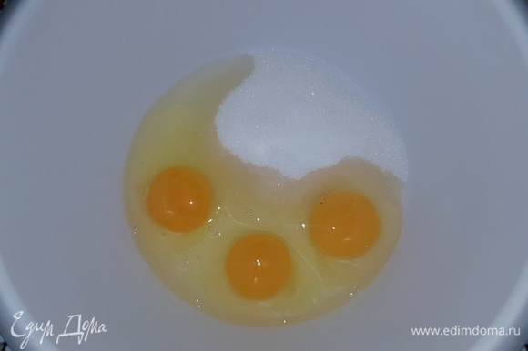 Яйца взбить с сахаром, ванильным сахаром и солью до пышной массы. Влить растительное масло.